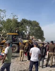 गंगा किनारे बने अवैध आशियानों पर चला प्रशासन का बुलडोजर