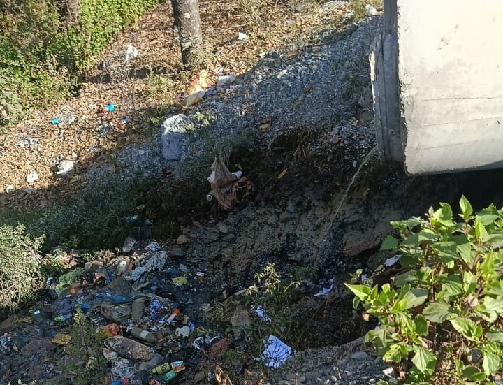 विष्णुगाड परियोजना का प्रदूषण खेल, मजदूर कैंप की गंदगी से अलकनंदा नदी दूषित