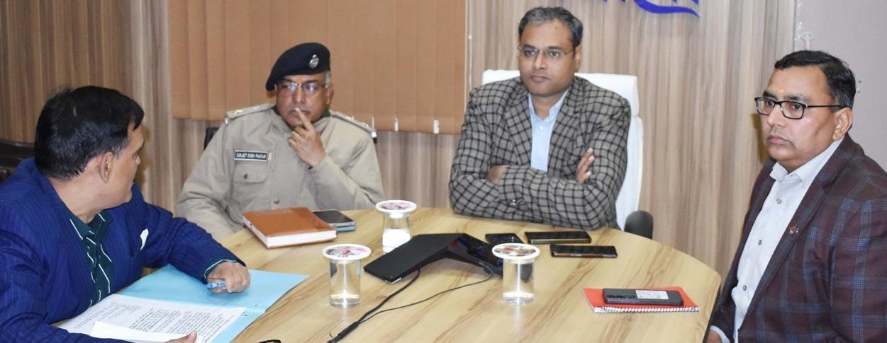 परिवार रजिस्टर जांच में तेजी लाएं अधिकारी, लापरवाही पर होगी कार्रवाई: डीएम