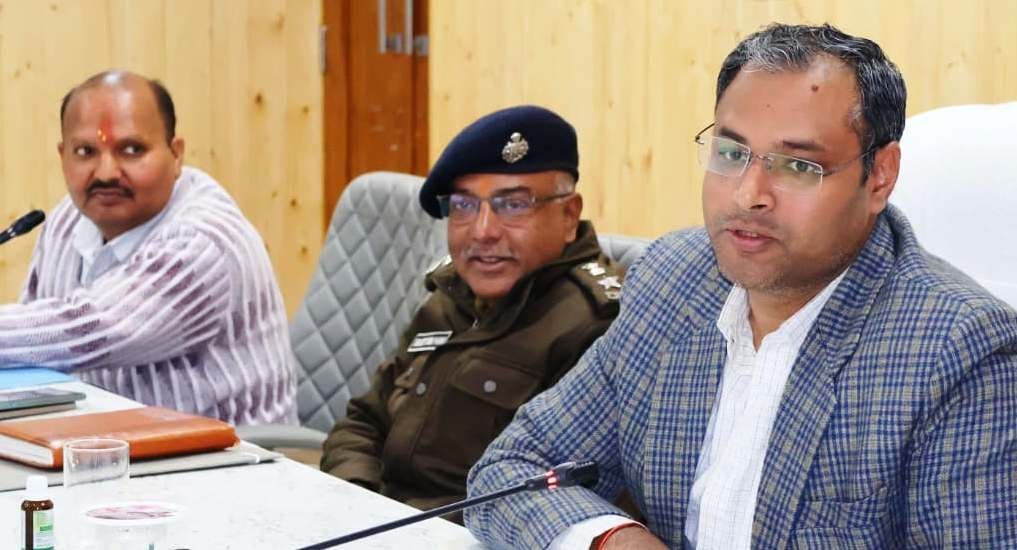 लंबित राजस्व वादों का तुरंत निस्तारण करें, लापरवाही पर होगी सख्त कार्रवाई: डीएम