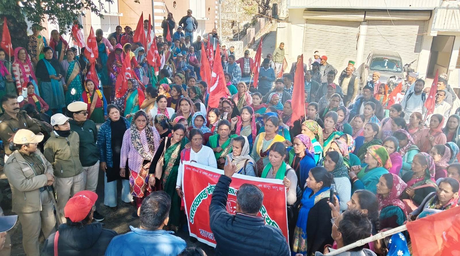 चमोली में ट्रेड यूनियनों का प्रदर्शन, लेबर कोड वापसी की मांग तेज