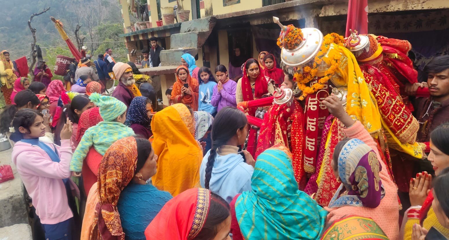 मंगरोली पहुंची अनसूया देवी की देवरा यात्रा, पुष्पवर्षा से स्वागत