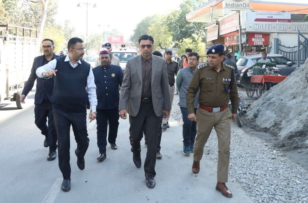 डीएम के निर्देश पर क्यूआरटी ने जाचीं शहर में सड़कों की व्यवस्था