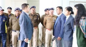 भराड़ीसैण में ड्यूटी दे रहे पुलिसकर्मियों का डीजीपी ने बढ़ाया हौसला
