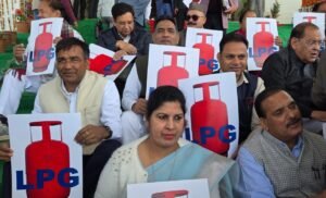 गैस संकट को लेकर भराड़ीसैण में कांग्रेस का प्रदर्शन