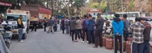 एलपीजी की अफवाह से फिर दिखीं लंबी कतारें