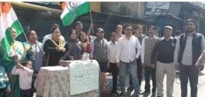 गैस संकट पर कांग्रेस का अनोखा प्रदर्शन