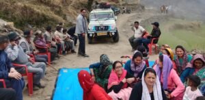 डुंगर के ग्रामीणों ने श्रमदान से बनाई एक किमी सड़क