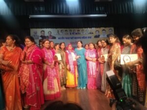 नारी शक्ति को सलाम: गीता धामी ने दी आत्मनिर्भरता की सीख।