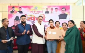 अंतर्राष्ट्रीय महिला दिवस पर पूर्व सैनिक की बेटी को लैपटॉप प्रदान करने कैबिनेट मंत्री गणेश जोशी, आपदा प्रभावित परिवारों को भी बांटी सहायता राशि