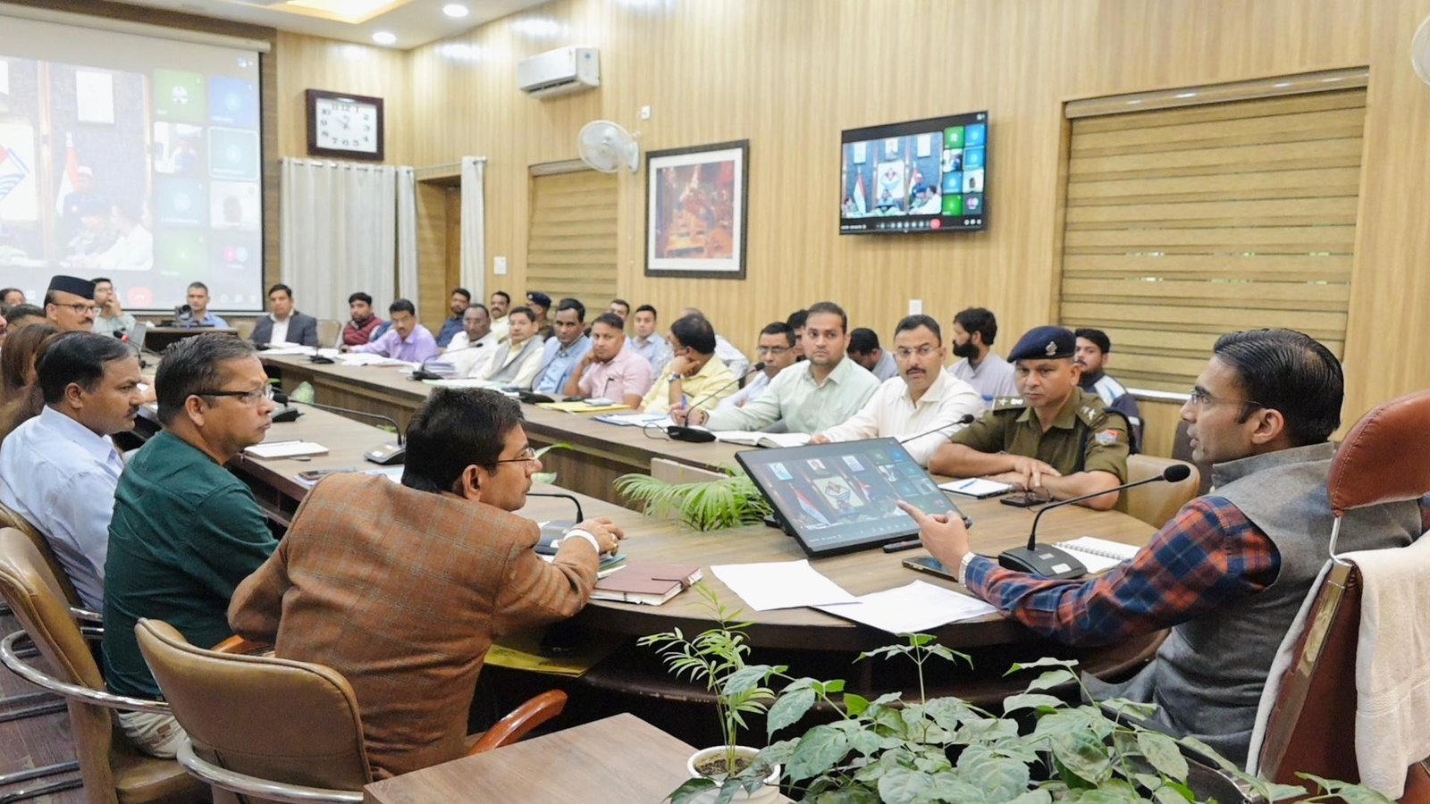 गैस आपूर्ति को लेकर डीएम सख्त, होम डिलीवरी व्यवस्था लागू