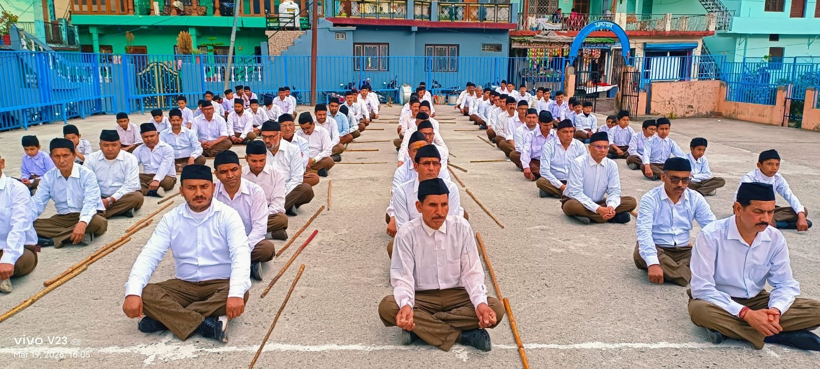 संघ के पथ संचलन में उमड़ी भीड़, पुष्प वर्षा से स्वागत