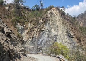 काली चट्टान बनी जानलेवा, निजमुला घाटी की लाइफलाइन सड़क बार-बार हो रही बंद