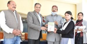 छात्राओं को मिली निशुल्क पाठ्य पुस्तकें, डीएम ने किया वितरण