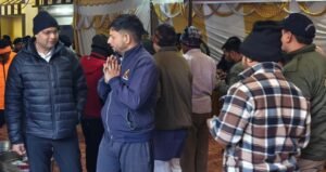 बदरीनाथ धाम में डीएम ने लिया फीडबैक, श्रद्धालुओं को दी सुविधा का भरोसा