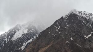 कपाट खुलने के बाद बदला मौसम, पहाड़ियों पर बर्फबारी से ठंड बढ़ी