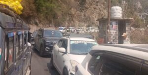 कर्णप्रयाग में जाम से जूझ रहे श्रद्धालु, संकरी सड़क बनी परेशानी