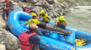 बदरीनाथ हाइवे पर तोता घाटी में कार हादसा, SDRF ने  बचाया