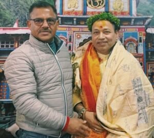 बदरीनाथ धाम पहुंचे कैलाश खेर, पूजा-अर्चना कर लिया आशीर्वाद