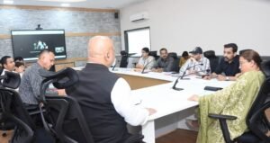 मंत्री से वार्ता के बाद धरना खत्म करने पर राजी हुए पीआरडी स्वयं सेवक