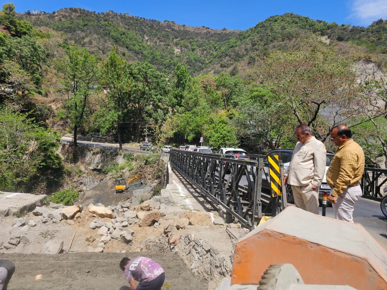 मसूरी-देहरादून मार्ग पर बन रहे वैली ब्रिज के निर्माण कार्य का निरीक्षण करते कैबिनेट मंत्री गणेश जोशी