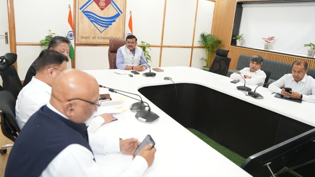 वनाग्नि, पेयजल और जिला योजनाओं पर मुख्य सचिव का फोकस, अधिकारियों को सख्त निर्देश