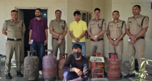 अवैध गैस रिफिलिंग का भंडाफोड़, छह सिलेंडर और उपकरण जब्त