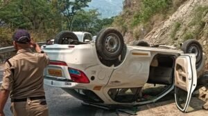 बदरीनाथ हाईवे पर अनियंत्रित होकर पहाड़ी से टकराई कार