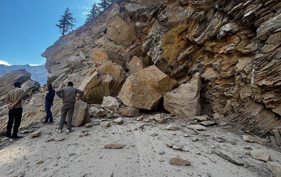चट्टान टूटने से नीती हाइवे अवरूद्ध