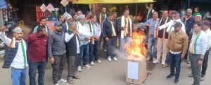 नाबालिग से सामूहिक दुष्कर्म पर उबाल, कांग्रेस ने फूंका सरकार और कानून मंत्री का पुतला