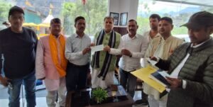 निजमुला घाटी में बिजली गिरने से प्रभावित भेड़पालकों को मिली राहत राशि