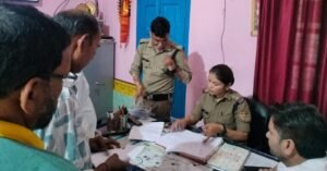 गंभीर हालत में सड़क किनारे मिला युवक, परिजनों ने दोषियों पर कार्रवाई की मांग उठाई