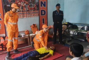 बेमरू में एनडीआरएफ ने ग्रामीणों और छात्रों को दिए आपदा बचाव के टिप्स