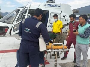 गंभीर हालत में युवक का एयरलिफ्ट, प्रशासन की तत्परता से बची जान