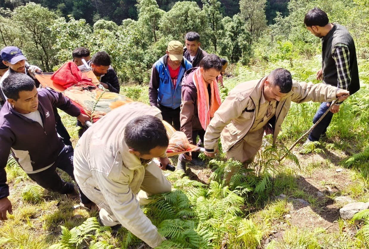 देहरादून से शव लेकर लौट रहे परिवार की गाड़ी खाई में गिरी, तीन की मौत, तीन घायल