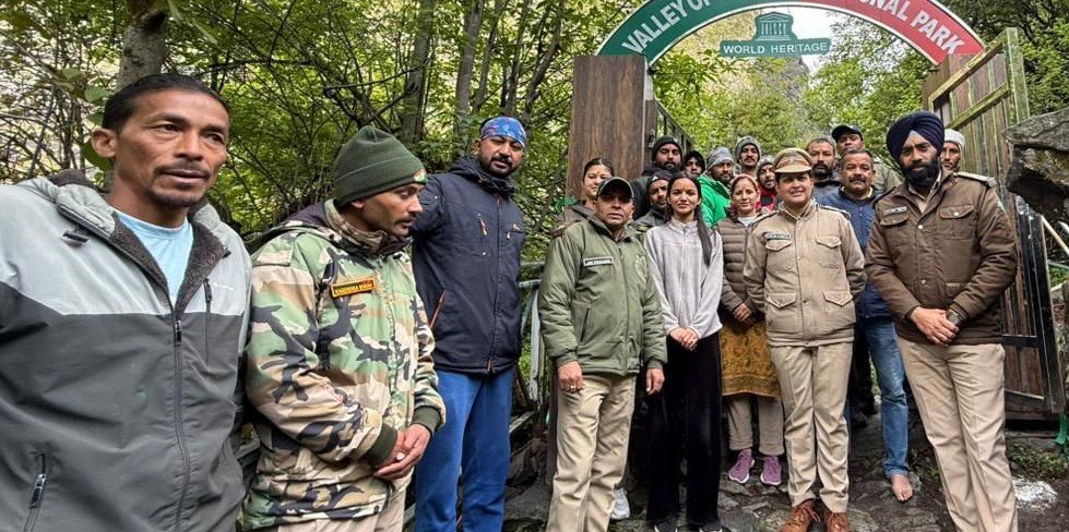 फूलों की घाटी के दीदार को पहुंचे पर्यटक, प्राकृतिक सौंदर्य ने किया मंत्रमुग्ध