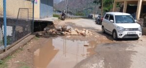 अधूरे सड़क कार्य बने मुसीबत, दुर्घटना का खतरा बढ़ा