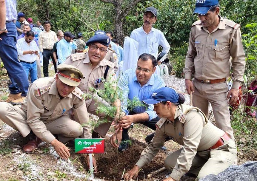 विश्व पर्यावरण दिवस पर चमोली में पौधरोपण, पर्यावरण संरक्षण का लिया संकल्प