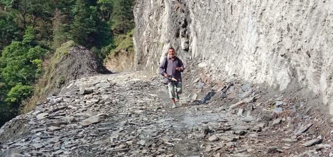 काली चट्टान में फिर दरकने लगी पहाड़ी, निजमुला घाटी की लाइफलाइन सड़क पर खतरा