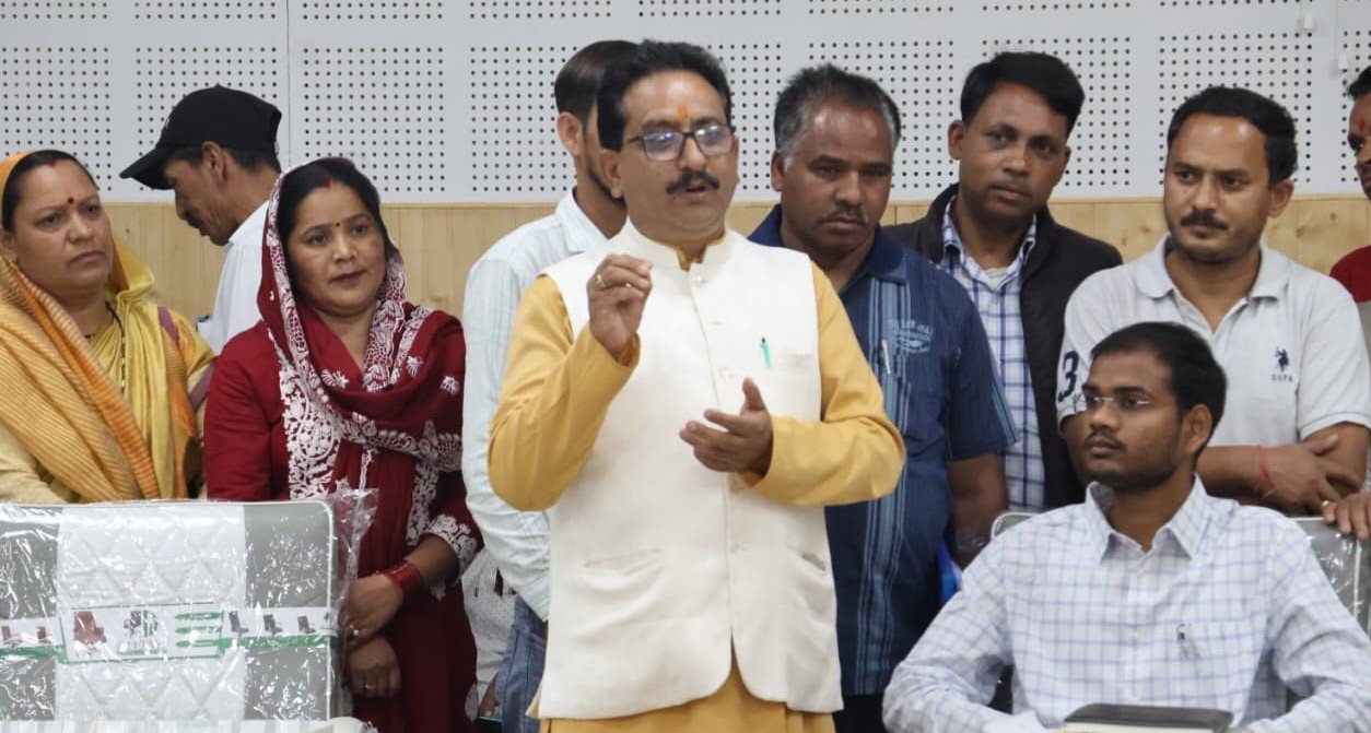 सात साल बाद भी अधूरा झींझी पुल, जनप्रतिनिधियों ने डीएम से लगाई गुहार