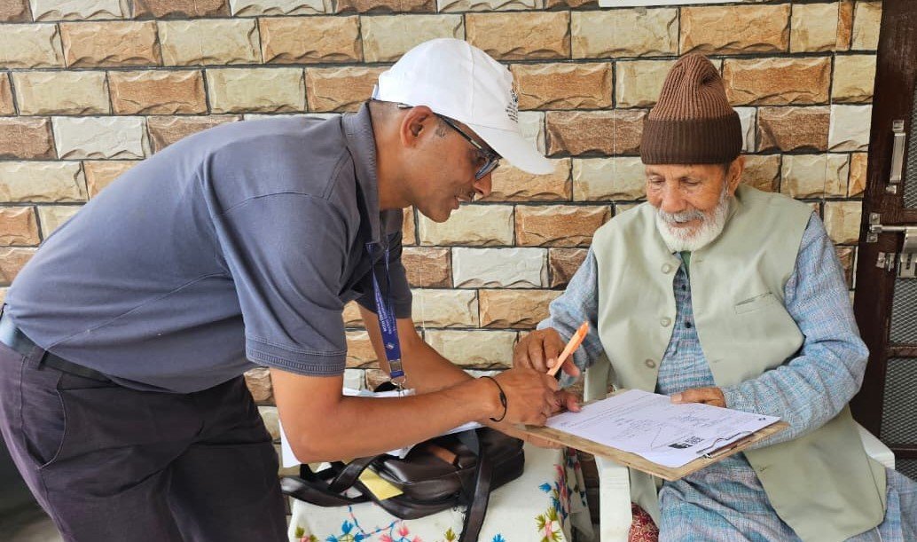 चमोली में विशेष गहन पुनरीक्षण अभियान शुरू, घर-घर पहुंच रहे बीएलओ