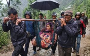 सड़क न होने का दर्द: बीमार महिला को डंडी के सहारे चार किलोमीटर पैदल पहुंचाया अस्पताल