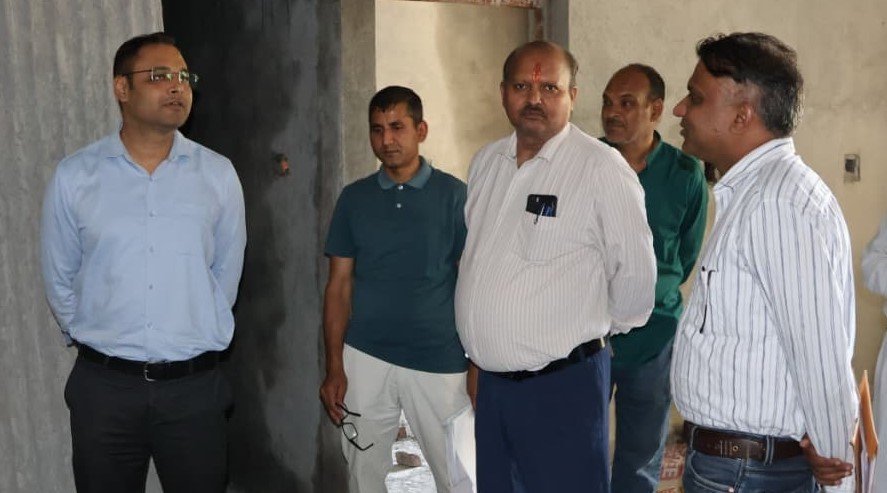 निर्माणाधीन तहसील भवन का डीएम ने किया निरीक्षण, गुणवत्ता और समयबद्धता पर दिया जोर