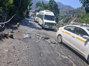 अधूरे स्कवर कार्य से बदरीनाथ हाईवे पर बढ़ी परेशानी, रोज लग रहा जाम