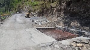 बरसात में बदहाल सड़क बनी मुसीबत, नौ ग्राम सभाओं का संपर्क प्रभावित