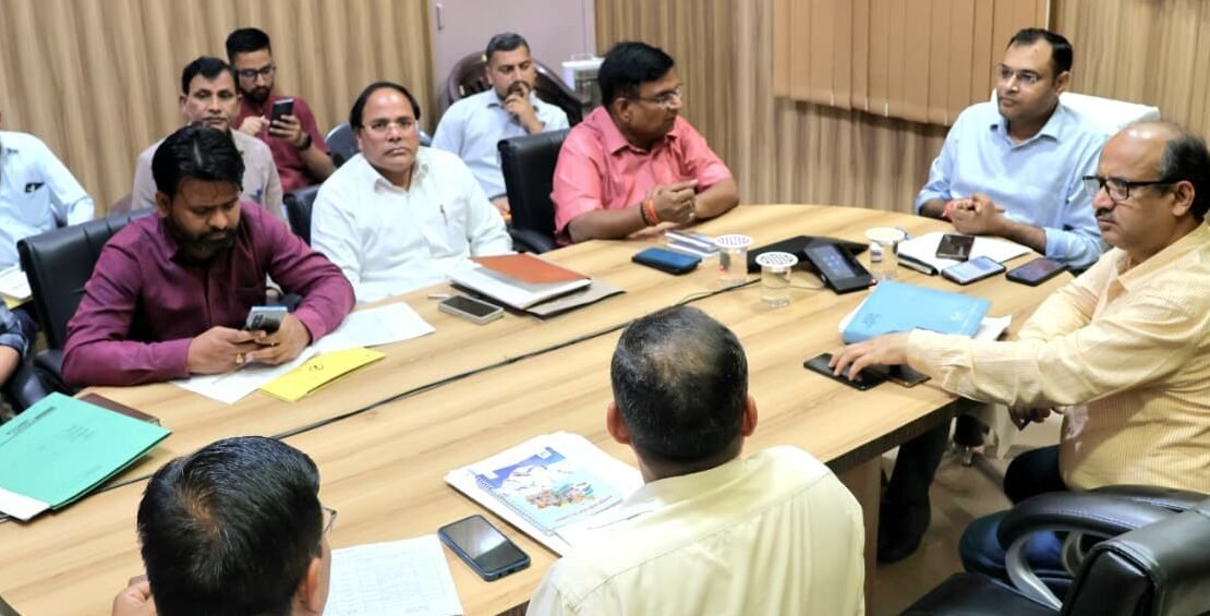 मानसून से पहले सभी तैयारियां पूरी करें, लापरवाही बर्दाश्त नहीं : डीएम