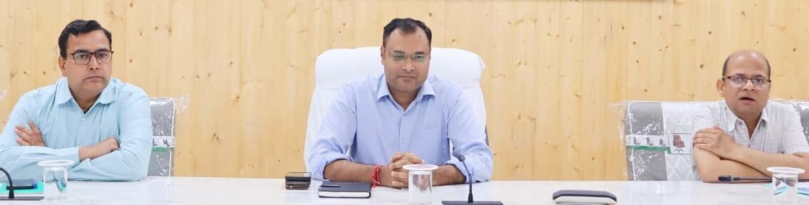 सुशासन और जनसेवा पर जोर, डीएम ने की योजनाओं की समीक्षा