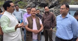 निजमूला घाटी पहुंचे डीएम, काली चट्टान के स्थायी समाधान के निर्देश