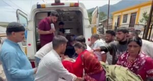 खाई में गिरकर घायल हुई महिला, तीन घंटे बाद मिली एयर एम्बुलेंस सुविधा, स्वास्थ्य व्यवस्था पर उठे सवाल