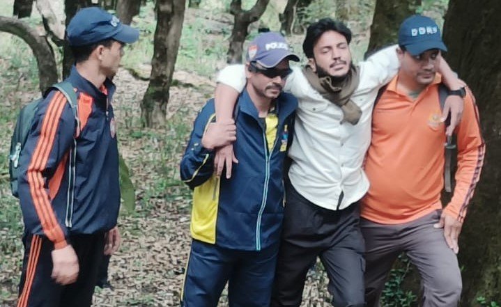 जंगल में रास्ता भटके ट्रैकर्स को रेस्क्यू कर रोड हेड तक पहुंचाया